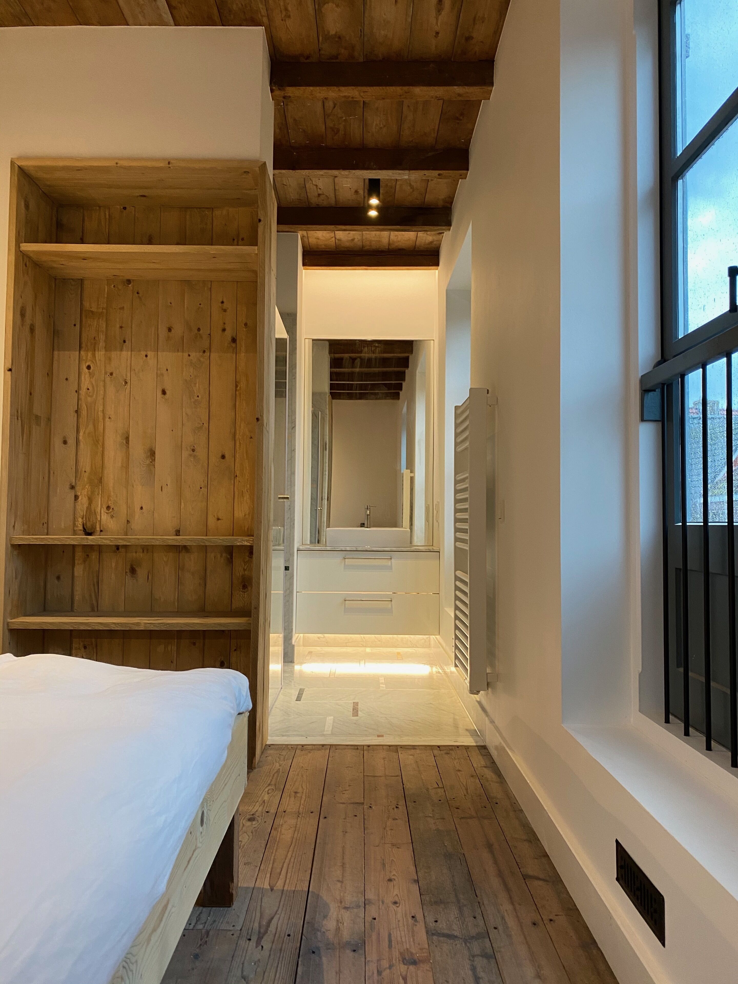 4 quartos, ferros/tábuas de passar roupa, berço de viagem