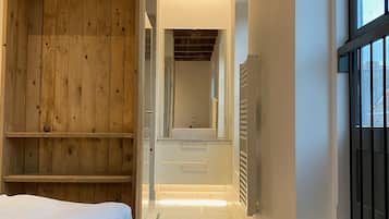 4 quartos, ferros/tábuas de passar roupa, berço de viagem