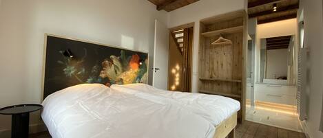 4 bedrooms, iron/ironing board, travel cot, free WiFi