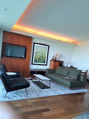 Smart TV - Privately managed 2BR+ 2,5Bath  best line oceanfront at the Ritz  Bal Harbour  (Bal Harbour)