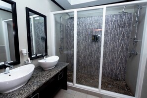 Casa de campo de lujo | Baño | Ducha, cabezal de ducha tipo lluvia, secador de pelo y toallas