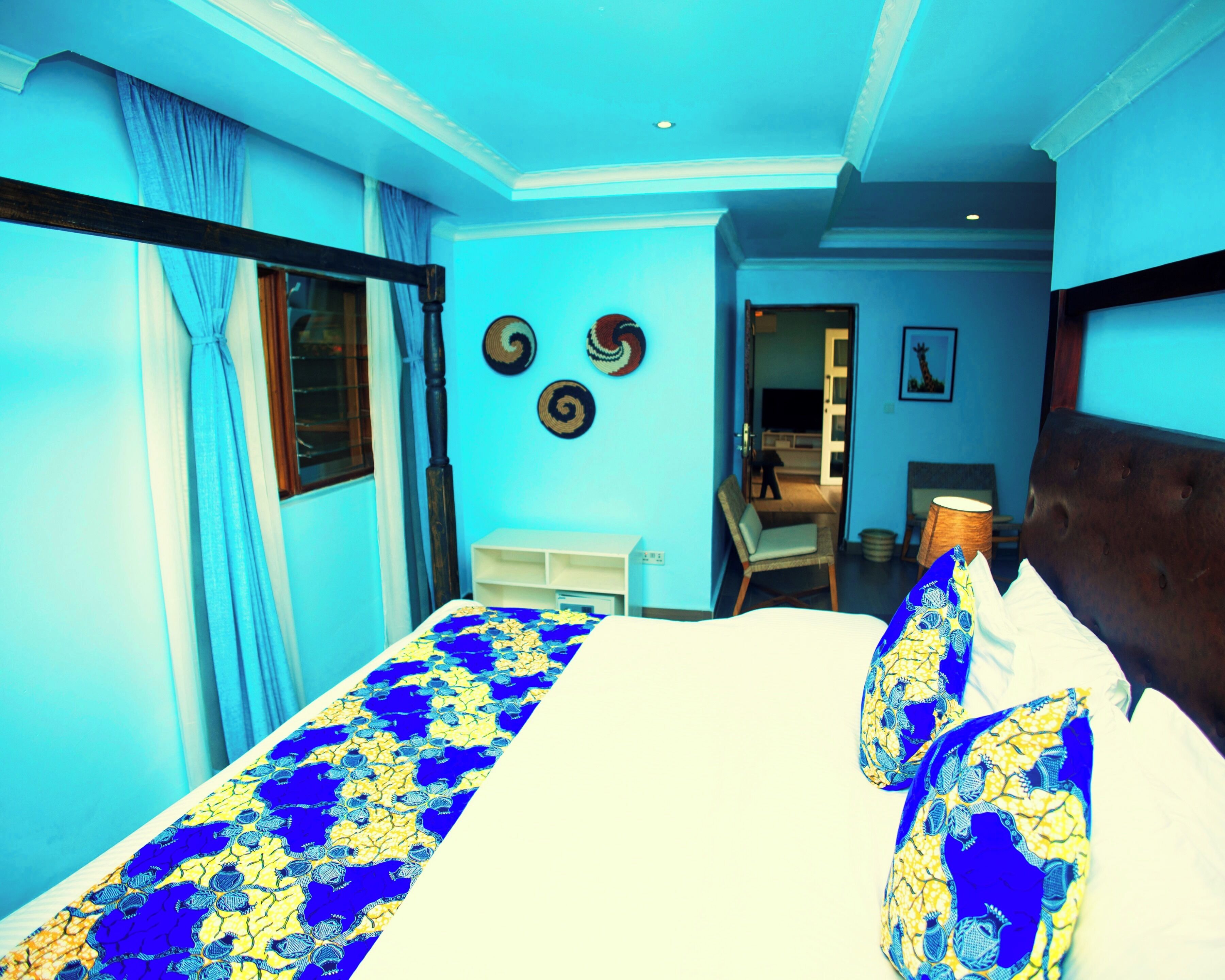 Una habitación de hotel con una cama grande, un escritorio y una silla.