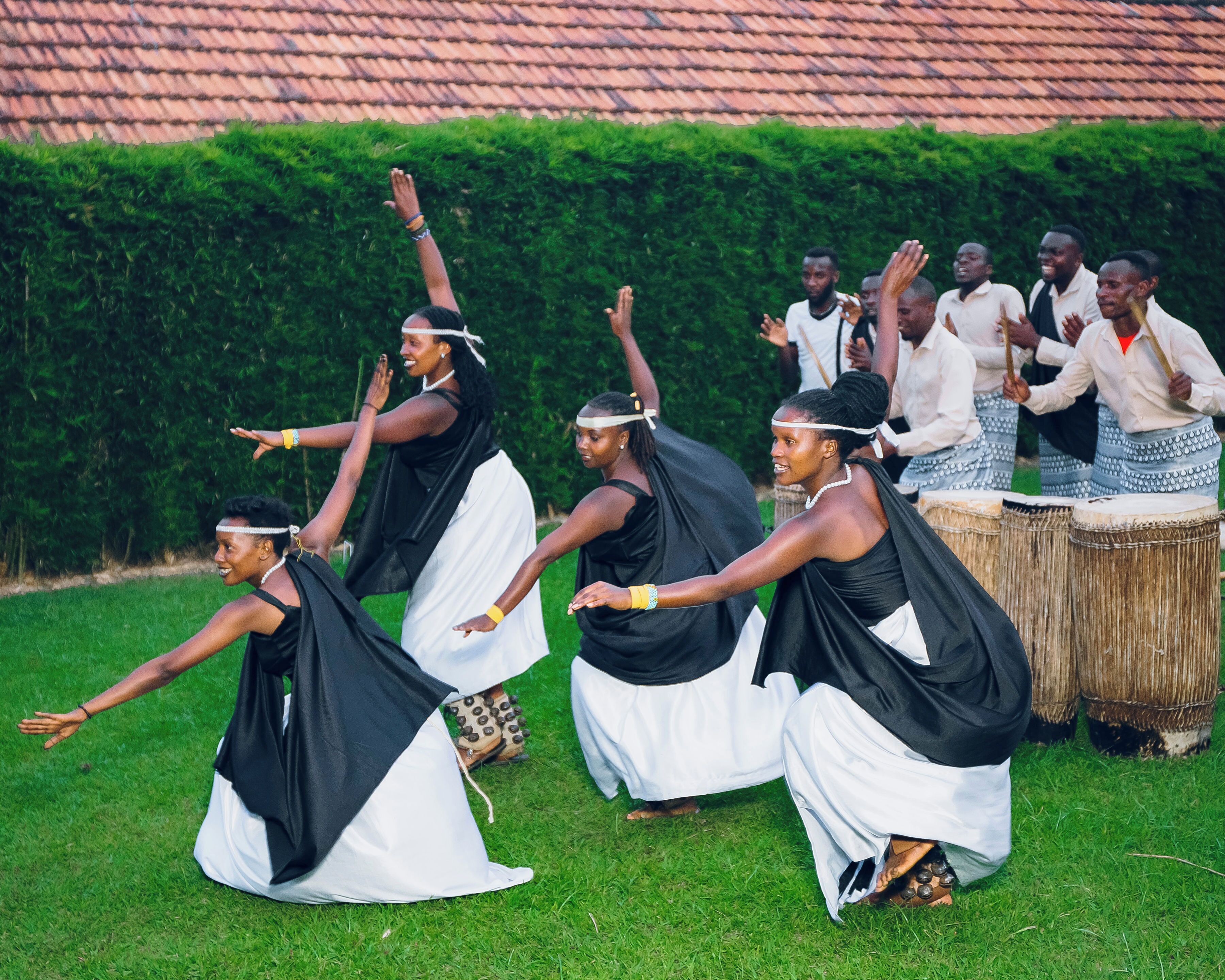 Un groupe de personnes, vêtues de costumes traditionnels, interprète une danse en plein air.
