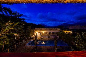 Una piscina al aire libre