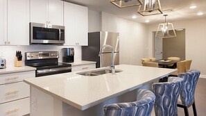 Réfrigérateur, four à micro-ondes, un four, surface de cuisson