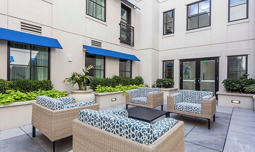 Charleston 2 BR: n presidentin parvekkeella on näkymät King St -paikalle