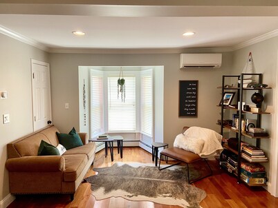 Modern Saratoga Home - Charming stay, steps to downtown!