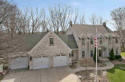 Lambeau Field retreat 1.6 Miles from Lambeau 
2k sqft Lower level Luxury Walkout