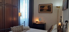 2 bedrooms, desk, iron/ironing board, free WiFi - Central and new apartment 15 min. from Colosseum - Metro Re di Roma - Free WiFi (ROMA)