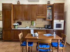 Fridge, microwave, oven, stovetop - Central and new apartment 15 min. from Colosseum - Metro Re di Roma - Free WiFi (ROMA)