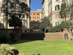 Property grounds - Central and new apartment 15 min. from Colosseum - Metro Re di Roma - Free WiFi (ROMA)