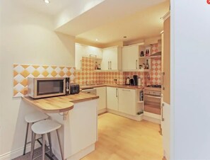 Microwave, oven, stovetop, dishwasher - Spacious historic apartment (Bournemouth)