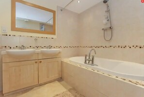 Shower, hair dryer, toilet paper - Spacious historic apartment (Bournemouth)