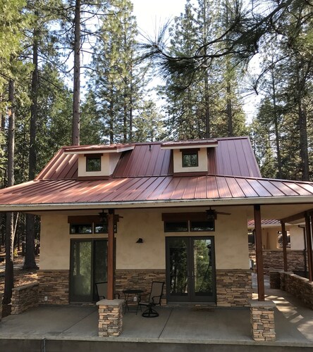 Sie werden unser wunderschön eingerichtetes Ferienhaus im Wald lieben 