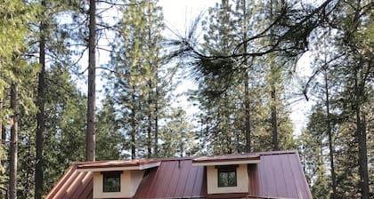 Sie werden unser wunderschön eingerichtetes Ferienhaus im Wald lieben