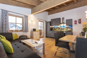 Fernseher, Tischtennisplatte, Bücher, Musikbibliothek