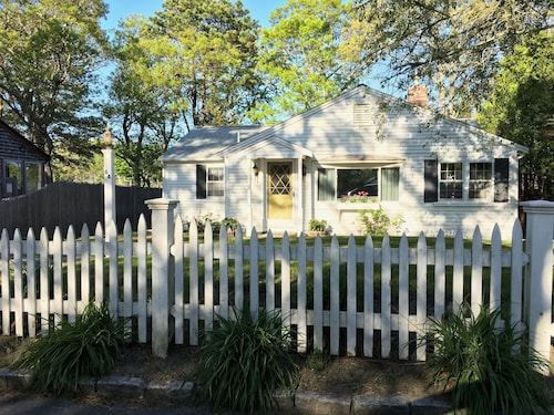 Breezy Vibes Cottage (3bd) ~ Backyard Blissful  ~ Walk to beaches