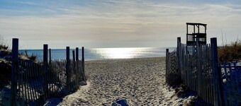 Breezy Vibes Cottage (3bd) ~ Backyard Blissful  ~ Walk to beaches