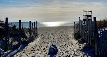 Breezy Vibes Cottage (3bd) ~ Backyard Blissful ~ Walk to beaches