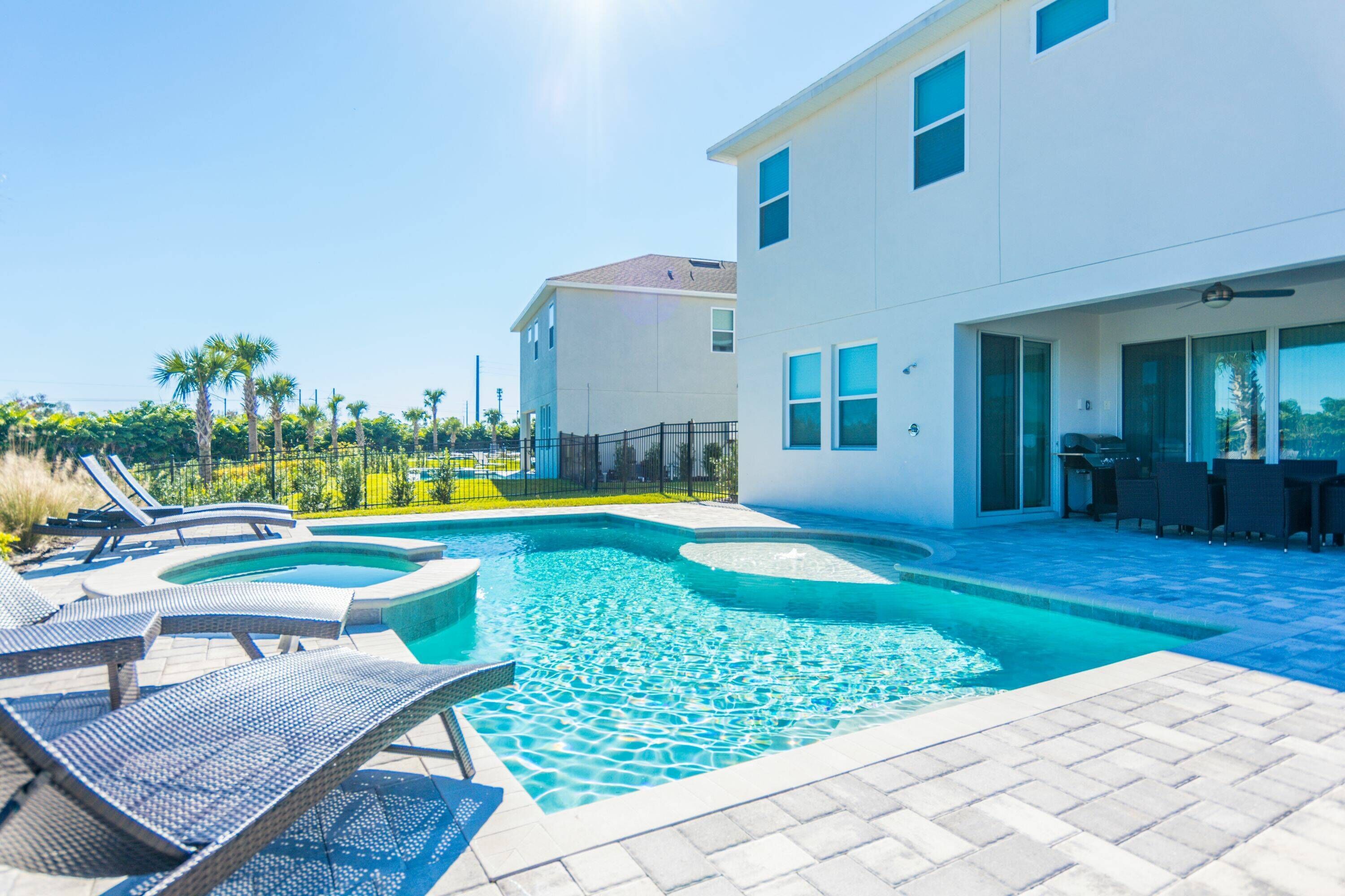 House (6 Bedrooms) | Front of property