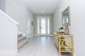 House (6 Bedrooms) | Interior