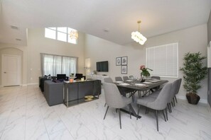 House (5 Bedrooms) | Interior