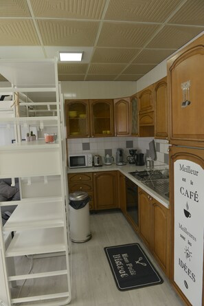 Réfrigérateur, micro-ondes, four, plaque de cuisson