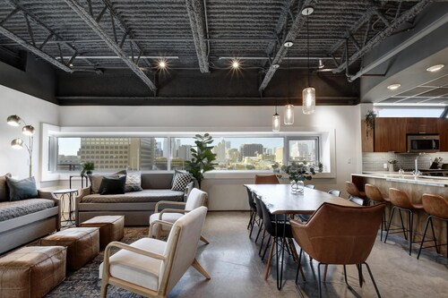 Bright + Stylish Downtown Loft | East 6th Street