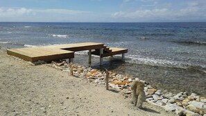 På stranden