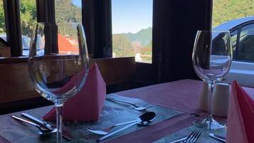 ์์นจ ์์ฌ, ์ ์ฌ ์์ฌ ๋ฐ ์ ๋
์์ฌ ์ ๊ณต