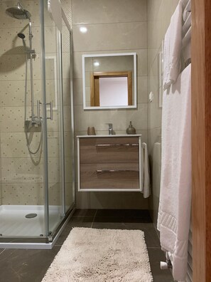 Habitación doble estándar, cocina | Lavabo en el baño