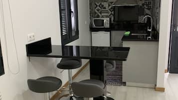 Réfrigérateur dans l'espace commun, micro-ondes dans l'espace commun