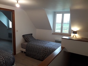 2 chambres, fer et planche à repasser, Wi-Fi, draps fournis