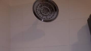 Douche, serviettes fournies, papier toilette