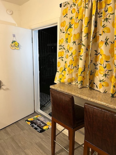 Tämä viihtyisä huoneisto sijaitsee pois Yamacraw Beach Estatesin rauhallisella alueella.