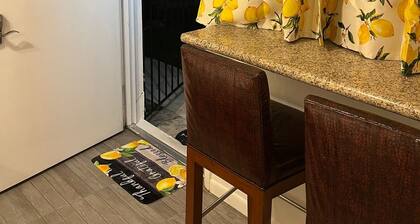 Tämä viihtyisä huoneisto sijaitsee pois Yamacraw Beach Estatesin rauhallisella alueella.