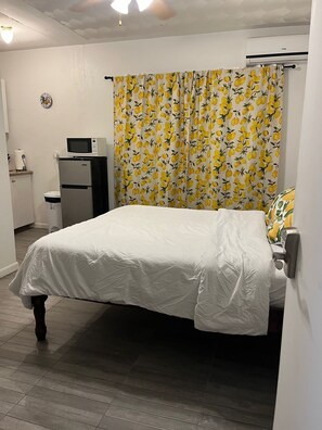 1 slaapkamer, een strijkplank/strijkijzer, wifi, beddengoed