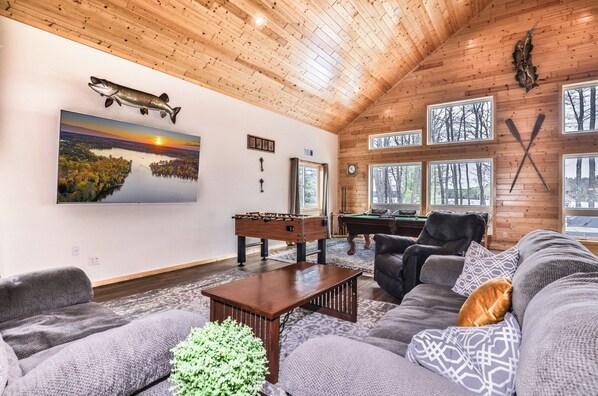 Smart-TV, Kamin, Tischfußball, Tischtennisplatte