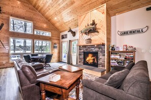 Smart-TV, Kamin, Tischfußball, Tischtennisplatte