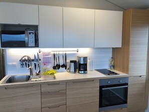 Køleskab, mikrobølgeovn, kogeplade, kaffe-/temaskine