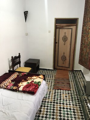 Single Room | Desk, laptop workspace, iron/ironing board, free WiFi