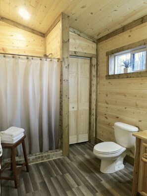 Douche, serviettes fournies, papier toilette