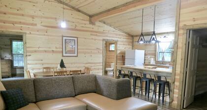 UUSI RAKENNE !! Lincolnwood Cabin - Ridgetop Views - Polut kiinteistöllä