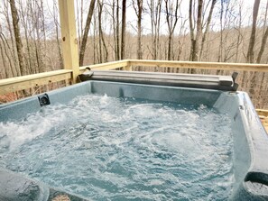 Outdoor spa tub - Lincolnwood Cabin - Ridgetop Views - Trails on Property (Nelsonville)