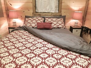 2 bedrooms, WiFi, bed sheets - Lincolnwood Cabin - Ridgetop Views - Trails on Property (Nelsonville)