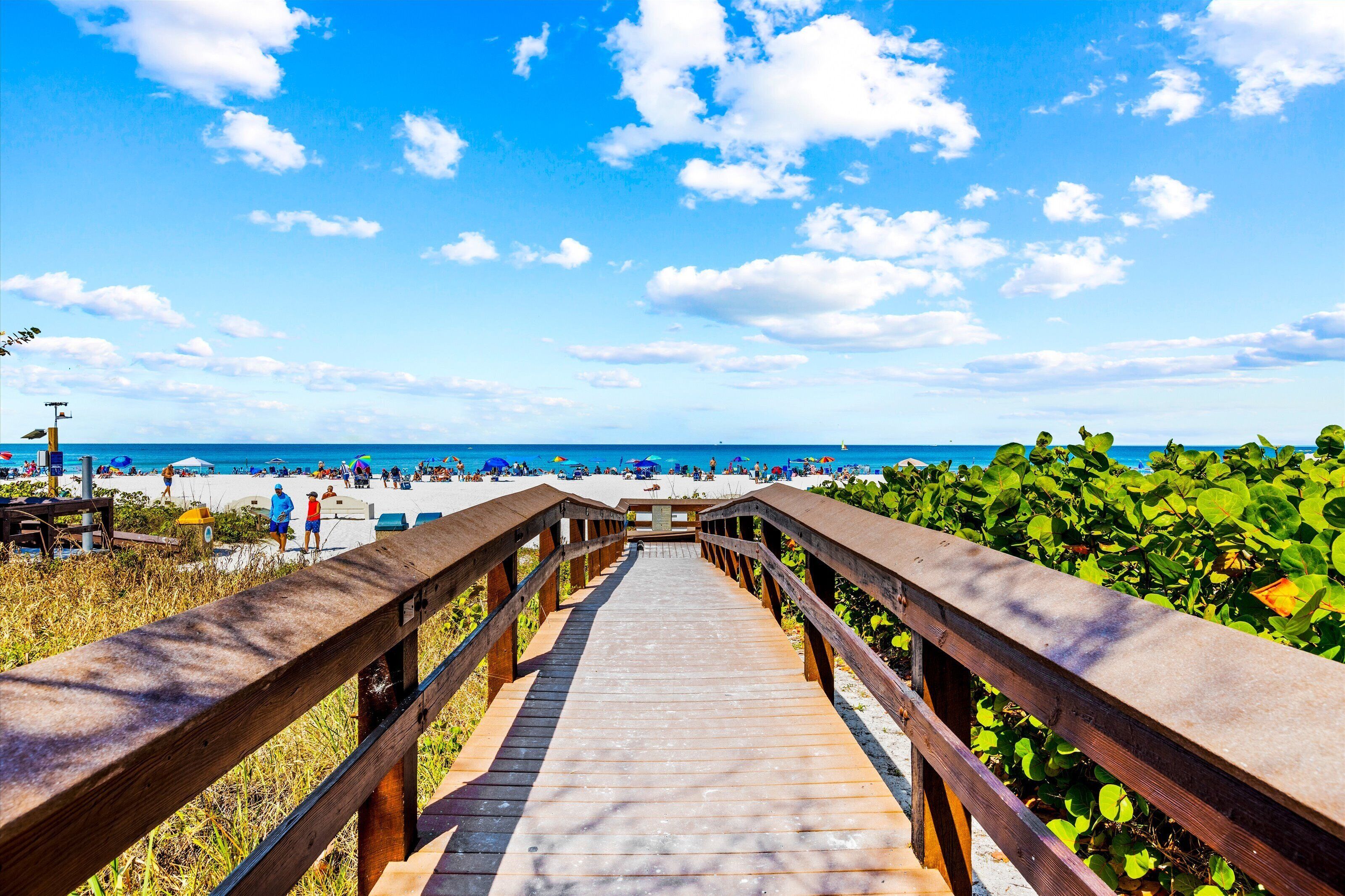 Plage, chaises longues, serviettes de plage