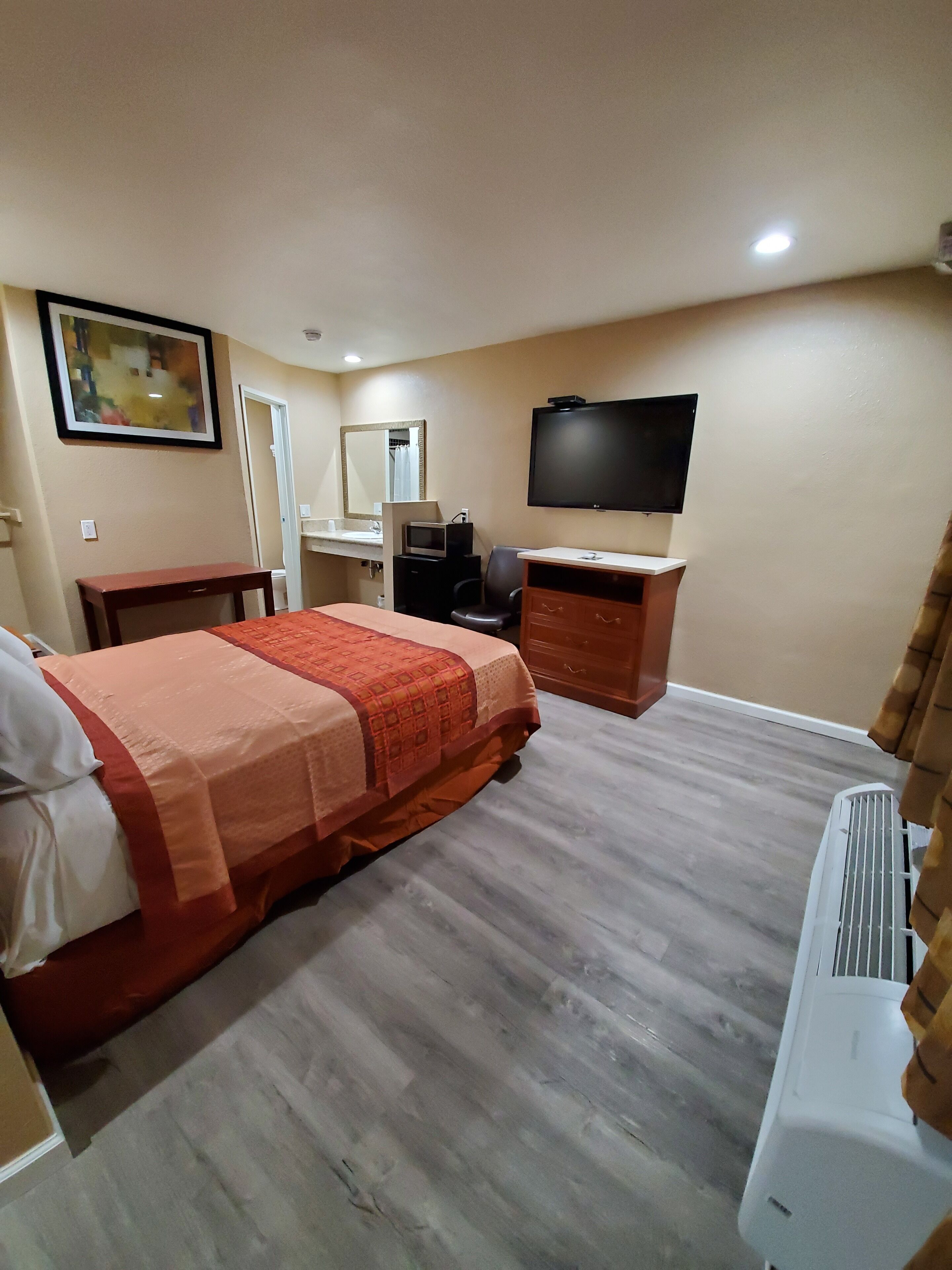 Habitación doble Deluxe | Decoración personalizada, muebles diferentes y escritorio 