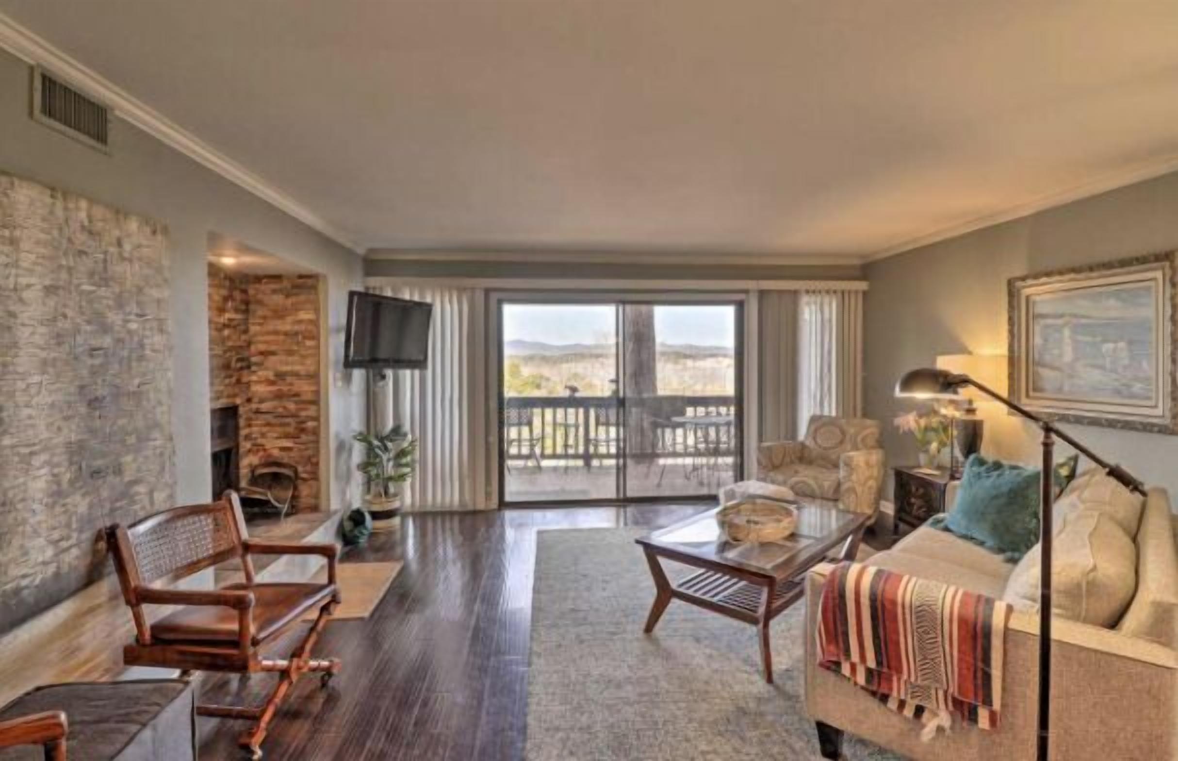 Beautiful condo on Lake Hamilton, breathtaking view, ideal location.