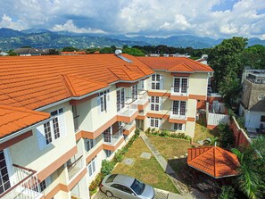 Exterior - Cozy, Smart Apartment in the centre of New Kingston (Kingston)