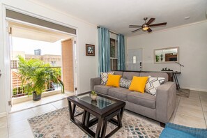 Smart TV, Netflix, books, smart speakers - Cozy, Smart Apartment in the centre of New Kingston (Kingston)